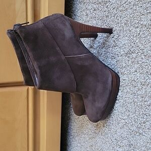 Brown suede Steve Madden booties